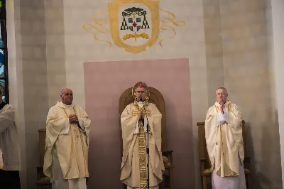 W poniedziałek 18 maja o godz. 18.00 w naszej Katedrze miało miejsce dziękczynienie w stulecie urodzin Karola Wojtyły – św. Jana Pawła II. W tym dniu dziękowaliśmy również i modliliśmy się w intencji naszych Księży Biskupów: Jana – z racji 20. rocznicy sakry biskupiej oraz Kazimierza – z racji 60. rocznicy święceń kapłańskich, a także w intencji naszego Księdza Infułata Stanisława w 60. rocznicę święceń kapłańskich. Eucharystii przewodniczył bp Jan Wątroba. Mszę św. koncelebrowali: bp Kazimierz Górny, bp Edward Białogłowski, infułaci: ks. Stanisław Mac i ks. Wiesław Szurek, księża dziekani oraz duchowni z różnych instytucji diecezji rzeszowskiej.  W Mszy św. uczestniczyły władze państwowe i samorządowe oraz służby mundurowe. fot. Dariusz Kamiński (fotografiarzeszow.com.pl)