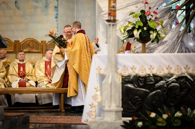 „Na swoje życie i swoje kapłaństwo trzeba popatrzeć w świetle Bożej miłości. Inaczej go nie pojmiemy ani my, ani ci, którzy będą na nas patrzeć” – mówił bp Jan Wątroba podczas Mszy św. z udzieleniem święceń prezbiteratu. 4 czerwca 2022 r. w kościele katedralnym jedenastu diakonów diecezji rzeszowskiej przyjęło sakrament kapłaństwa.
Do grona neoprezbiterów diecezji rzeszowskiej należą: ks. Sebastian Bełz z parafii w Nienadówce, ks. Krzysztof Lampart z parafii w Rudnej Wielkiej, ks. Mateusz Łachmanek z parafii w Lipinkach, ks. Karol Migut z parafii w Jasionce, ks. Marcin Murawski z parafii katedralnej w Rzeszowie, ks. Adrian Pazdan z parafii w Zagorzycach, ks. Tomasz Sienicki z parafii w Bieździedzy, ks. Dominik Świeboda z parafii w Palikówce, ks. Piotr Wąsacz z parafii bł. Władysława Findysza w Rzeszowie, ks. Mateusz Wojtuń z parafii w Święcanach oraz ks. Wiktor Zoła z parafii w Cieklinie.
Mszy św. przewodniczył i święceń udzielił bp Jan Wątroba. Eucharystię koncelebrowało około osiemdziesięciu księży, m.in: przełożeni Wyższego Seminarium Duchownego w Rzeszowie oraz proboszczowie i wikariusze z parafii rodzinnych neoprezbiterów. W Mszy św. uczestniczył abp Edward Nowak, bp Kazimierz Górny i bp Edward Białogłowski.
Zebranych w kościele katedralnym powitał ks. Krzysztof Gołąbek, proboszcz parafii.
W homilii bp Jan Wątroba nawiązał do słów z Ewangelii według św. Jana w których Chrystus tłumaczy co to znaczy być dobrym pasterzem. „Być kapłanem w Kościele Chrystusowym to znaczy mieć udział w Jego pasterskiej misji i stale upodabniać się do Dobrego Pasterza, który zna owce, karmi je, broni i jest gotów oddać życie dla ich dobra” – mówił hierarcha.
Po homilii odbył się obrzędy święceń: przyrzeczenie czci i posłuszeństwa Biskupowi Ordynariuszowi, Litania do Wszystkich Świętych podczas której kandydaci leżeli krzyżem, nałożenie rąk, modlitwa święceń oraz namaszczenie rąk krzyżmem i wręczenie chleba i wina. Podczas Liturgii Eucharystycznej nowo wyświęceni po raz pierwszy wyciągnęli dłonie nad chlebem i winem wypowiadając słowa konsekracji.
Na zakończenie Mszy św. ks. Tomasz Sienicki, podziękował w imieniu nowo wyświęconych wszystkim, którzy przyczynili się do przygotowania ich do kapłaństwa. Słowa wdzięczności, m.in. przełożonym Wyższego Seminarium Duchownego w Rzeszowie i rodzicom neoprezbiterów, wypowiedział bp Jan Wątroba. 
W drodze do zakrystii neoprezbiterzy zatrzymali się przy figurze Matki Bożej Fatimskiej zawierzając swoje kapłaństwo Matce Bożej.
W niedzielę, 5 czerwca, w Uroczystość Zesłania Ducha Świętego, neoprezbiterzy będą sprawować w swoich rodzinnych parafiach uroczyste Msze św. prymicyjne, a w najbliższych tygodniach otrzymają skierowania do parafii.

Fot. ks. Jakub Nagi oraz biala-wrona.pl
