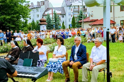 W czwartek w Uroczystość Najświętszego Ciała i Krwi Pańskiej (Boże Ciało) Msza Święta parafialna o godz. 12.00 była sprawowana na osiedlu Drabinianka na placu zieleni między ul. Graniczną i Zieloną. Dziękujemy parafianom za zaangażowanie i pomoc w przygotowaniu ołtarzy: - Ołtarz Mszy Świętej - Spółdzielnia Mieszkaniowa Metalowiec i mieszkańcy ul. Zielonej. - I ołtarz przy kapliczce Matki Bożej Fatimskiej – mieszkańcy bloku ul. Cicha 9. - II ołtarz przy Akademikach – mieszkańcy bloków ul. Cicha 3 i 7. - III ołtarz przed „Energetykiem” mieszkańcy bloku Kwiatkowskiego 5. - IV ołtarz obok bloków ul. Graniczna 4a i 4b – mieszkańcy tychże bloków.  fot. Andrzej Kotowicz