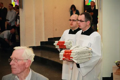 Z pomocą Pana Boga i naszego Zbawiciela, Jezusa Chrystusa, wybieramy tych naszych braci do stanu prezbiteratu”. Tymi słowami, zawartymi w obrzędach święceń, 26 maja br. bp Kazimierz Górny przyjął do grona kapłanów siedemnastu diakonów z Wyższego Seminarium Duchownego w Rzeszowie.
Uroczystą Mszę św. z udzieleniem sakramentu święceń koncelebrowało 110 kapłanów. W homilii Ksiądz Biskup spośród wielu cech, którymi powinien odznaczać się kapłan, wyróżnił wierność Chrystusowi. Odniósł się do obecnych realiów, w których przyjdzie posługiwać neoprezbiterom, a wobec nowych wymagań współczesności, Ksiądz Biskup postawił im za wzór postacie św. Józefa Sebastiana Pelczara oraz błogosławionych kapłanów pochodzących z terenu naszej diecezji: Jana Balickiego, Władysława Findysza, Romana Sitko i Józefa Kowalskiego.
Obrzędy święceń rozpoczęły się po homilii. Najpierw diakoni złożyli przyrzeczenie czci i posłuszeństwa wobec biskupa i jego następców. Następnie wszyscy zgromadzeni, śpiewając Litanię do Wszystkich Świętych, prosili o wylanie Ducha Świętego na kandydatów do prezbiteratu, którzy w tym momencie modlili się leżąc krzyżem. Kluczowym momentem liturgii święceń było nałożenie rąk na głowy diakonów przez Księdza Biskupa i prezbiterów oraz odmówienie modlitwy konsekracyjnej. Od tej chwili diecezja rzeszowska wzbogaciła się o nowych siedemnastu kapłanów, którzy po raz pierwszy celebrowali Eucharystię ze swoim biskupem. Po jej zakończeniu, powierzyli całe swoje kapłańskie życie opiece Maryi - Matce kapłanów.
Dzień święceń kapłańskich jest uroczystością dla całej diecezji. Bowiem tych siedemnastu nowych księży, którzy poświęcili całe swoje życie na ofiarną służbę Bogu, Kościołowi i Ojczyźnie, stanowi wyjątkowo radosny prezent nie tylko dla ich Matek, które obchodziły tego dnia swoje święto, ale są oni darem dla całego Kościoła i diecezji rzeszowskiej, w której będą posługiwać. Neoprezbiterzy pod koniec czerwca otrzymają skierowanie na zastępstwa w parafiach diecezji, a od końca sierpnia rozpoczną pracę jako wikariusze na swoich pierwszych placówkach.

Święcenia przyjęli:

ks. Grzegorz Białoń z Małastowa
ks. Wojciech Chrostowski z Gorlic (Fara)
ks. Mirosław Dziadosz z Jasła (Chrystus Król)
ks. Paweł Gąsior z Rożnowic
ks. Mirosław Głowacki z Chmielowa (diec. sandomierska)
ks. Damian Jacek z Czudca
ks. Mirosław Kardaś ze Strzyżowa (św. J. S. Pelczara)
ks. Tomasz Kołodziej z Trzebosi
ks. Filip Mikuła z Rzeszowa (Katedra)
ks. Mateusz Mycek z Sędziszowa Małopolskiego (Fara)
ks. Marcin Pokrywka z Przeworska (Ojcowie Bernardyni, diec. przemyska)
ks. Nikodem Rybczyk z Gorlic (Fara)
ks. Tomasz Ryczek z Turzy (diec. tarnowska)
ks. Paweł Sikora z Rzeszowa (Zwięczyca - św. Józefa)
ks. Krzysztof Wilczkiewicz z Gorlic (Glinik)
ks. Tomasz Wójcik z Niewodnej
ks. Julian Wybraniec z Rzeszowa (św. Rocha)