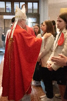 9 kwietnia w Katedrze 42 młodych osób z parafii katedralnej oraz 14 parafii Matki Bożej Częstochowskiej w Rzeszowie (Drabinianka) otrzymało sakrament bierzmowania, którego udzielił bp Jan Wątroba.
Przygotowania młodzieży trwały 2 lata, a odbywały się pod okiem ks. Krzysztofa, ks. Pawła, ks. Szczepana, s. Ewy oraz pani Agnieszki i obejmowały m.in. katechezy, spotkania formacyjne, a także przystąpienie do sakramentu pokuty. We wtorkowy wieczór kandydaci wraz ze swoimi świadkami, rodzicami, chrzestnymi czy też dziadkami zgromadzili się w Katedrze, by prosić o dary Ducha Świętego, umacniające w mężnym wyznawaniu wiary i postępowaniu według jej zasad.
Wszystkich zgromadzonych w świątyni przywitał ks. Krzysztof Gołąbek – proboszcz parafii katedralnej. Mszę Świętą koncelebrowali także ks. Tadeusz Pindara – proboszcz parafii Matki Bożej Częstochowskiej oraz kapłani posługujący w obydwu parafiach.
Następnie prośbę o udzielenie sakramentu bierzmowania zgromadzonym młodym oraz o modlitwę skierowali do Księdza Biskupa rodzice kandydatów.
W homilii bp Jan zachęcił młodych, aby w tym wyjątkowym dniu obrali Ducha Świętego za życiowego przewodnika towarzszącego im przy ważnych wyborach czy podchodzeniu do egzaminów – także tych życiowych. Wyjaśnił również znaczenie imienia Ducha Świętego – Paraklet – które tłumaczone z jęz. greckiego oznacza obrońcę, adwokata – nigdy prokuratora, nawet nie sędziego.
Będziecie moimi świadkami, gdy was umocni Duch Święty – mówi Pan Jezus. Niech nie będzie niedzieli i uroczystości bez udziału we Mszy Świętej – to jest moment dawania świadectwa. Właśnie przez zaangażowane, pełne uczestnictwo w najpiękniejszej modlitwie, jaką ma Kościół, czyli w Mszy Świętej, zdacie egzamin ze swojej dojrzałości chrześcijańskiej.
Na koniec celebrans odwołał się do obchodzonej poprzedniego dnia Uroczystości Zwiastowania Pańskiego i postawy Maryi wobec planu Bożego w Jej życiu oraz drogi, przez którą prowadził Ją Duch Święty. Podkreślił, że właśnie Maryja uczy, jak być uczennicą Ducha Świętego.
Po homilii miało miejsce odnowienie przyrzeczeń chrzcielnych. Następnie odbyła się najważniejsza część uroczystości – modlitwa Księdza Biskupa oraz namaszczenie krzyżmem każdego kandydata.
Sakrament bierzmowania jest koniecznym dopełnieniem sakramentu chrztu i wiąże się również z obraniem konkretnego patrona, którego życie i przymioty są wzorem dla młodego człowieka otrzymującego Ducha Świętego. Kandydat do bierzmowania ma więc okazję wybrać sobie świętego czy błogosławionego, którego droga do świętości najbardziej go zachwyciła. Może być to patron, którego imię nosi już od chrztu; może też wybrać sobie drugiego patrona. 
W związku z tym podczas namaszczenia krzyżmem biskup zwraca się do bierzmowanego nowo wybranym imieniem.
Po liturgii sakramentu bierzmowania miała miejsce modlitwa powszechna i liturgia eucharystyczna. Na koniec młodzi złożyli podziękowania Księdzu Biskupowi, Księżom Proboszczom oraz wszystkim, którzy poprzez swój wkład, posługę i zaangażowanie przyczynili się do przygotowania oraz przeżycia tej wyjątkowej uroczystości. Pamiątką było wspólne zdjęcie po zakończonej Mszy Świętej.
Posługę muzyczną w czasie uroczystości pełniła Katedralna Schola Liturgiczna pod dyrekcją ks. Juliana Wybrańca.

fot. Leszek Drzał

