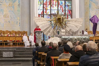 W Wielki Piątek 15.04.2022 r. w Katedrze Rzeszowskiej Liturgii na cześć Męki Pańskiej przewodniczył bp Jan Wątroba.
Mękę naszego Pana Jezusa Chrystusa według świętego Jana śpiewali:
ks. Julian Wybraniec - Jezus
Karol Baraniewicz - Ewangelista
ks. Szczepan Węglowski - Inni
Chór WSD Rzeszów pod dyrekcją ks. dra Andrzeja Widaka
fot. Joanna Prasoł