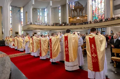 „Na swoje życie i swoje kapłaństwo trzeba popatrzeć w świetle Bożej miłości. Inaczej go nie pojmiemy ani my, ani ci, którzy będą na nas patrzeć” – mówił bp Jan Wątroba podczas Mszy św. z udzieleniem święceń prezbiteratu. 4 czerwca 2022 r. w kościele katedralnym jedenastu diakonów diecezji rzeszowskiej przyjęło sakrament kapłaństwa.
Do grona neoprezbiterów diecezji rzeszowskiej należą: ks. Sebastian Bełz z parafii w Nienadówce, ks. Krzysztof Lampart z parafii w Rudnej Wielkiej, ks. Mateusz Łachmanek z parafii w Lipinkach, ks. Karol Migut z parafii w Jasionce, ks. Marcin Murawski z parafii katedralnej w Rzeszowie, ks. Adrian Pazdan z parafii w Zagorzycach, ks. Tomasz Sienicki z parafii w Bieździedzy, ks. Dominik Świeboda z parafii w Palikówce, ks. Piotr Wąsacz z parafii bł. Władysława Findysza w Rzeszowie, ks. Mateusz Wojtuń z parafii w Święcanach oraz ks. Wiktor Zoła z parafii w Cieklinie.
Mszy św. przewodniczył i święceń udzielił bp Jan Wątroba. Eucharystię koncelebrowało około osiemdziesięciu księży, m.in: przełożeni Wyższego Seminarium Duchownego w Rzeszowie oraz proboszczowie i wikariusze z parafii rodzinnych neoprezbiterów. W Mszy św. uczestniczył abp Edward Nowak, bp Kazimierz Górny i bp Edward Białogłowski.
Zebranych w kościele katedralnym powitał ks. Krzysztof Gołąbek, proboszcz parafii.
W homilii bp Jan Wątroba nawiązał do słów z Ewangelii według św. Jana w których Chrystus tłumaczy co to znaczy być dobrym pasterzem. „Być kapłanem w Kościele Chrystusowym to znaczy mieć udział w Jego pasterskiej misji i stale upodabniać się do Dobrego Pasterza, który zna owce, karmi je, broni i jest gotów oddać życie dla ich dobra” – mówił hierarcha.
Po homilii odbył się obrzędy święceń: przyrzeczenie czci i posłuszeństwa Biskupowi Ordynariuszowi, Litania do Wszystkich Świętych podczas której kandydaci leżeli krzyżem, nałożenie rąk, modlitwa święceń oraz namaszczenie rąk krzyżmem i wręczenie chleba i wina. Podczas Liturgii Eucharystycznej nowo wyświęceni po raz pierwszy wyciągnęli dłonie nad chlebem i winem wypowiadając słowa konsekracji.
Na zakończenie Mszy św. ks. Tomasz Sienicki, podziękował w imieniu nowo wyświęconych wszystkim, którzy przyczynili się do przygotowania ich do kapłaństwa. Słowa wdzięczności, m.in. przełożonym Wyższego Seminarium Duchownego w Rzeszowie i rodzicom neoprezbiterów, wypowiedział bp Jan Wątroba. 
W drodze do zakrystii neoprezbiterzy zatrzymali się przy figurze Matki Bożej Fatimskiej zawierzając swoje kapłaństwo Matce Bożej.
W niedzielę, 5 czerwca, w Uroczystość Zesłania Ducha Świętego, neoprezbiterzy będą sprawować w swoich rodzinnych parafiach uroczyste Msze św. prymicyjne, a w najbliższych tygodniach otrzymają skierowania do parafii.

Fot. ks. Jakub Nagi oraz biala-wrona.pl
