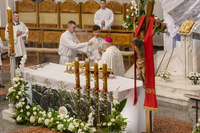 13 maja 1917 r. Matka Boża po raz pierwszy objawiła się w Fatimie trojgu dzieciom: Łucji, Hiacyncie i Franciszkowi, pozostawiając wezwanie do czynienia pokuty i porzucenia grzechu. W odpowiedzi na ten apel, w 105. rocznicę tego wydarzenia wierni licznie zgromadzili się w Katedrze Rzeszowskiej na wspólnej modlitwie do Pani Fatimskiej, prosząc o pokój na świecie, nawrócenie grzeszników i o łaskę stawania się wiernymi uczniami Chrystusa. Pierwsze w tym roku Nabożeństwo Fatimskie rozpoczęło się o godz. 18.30 odśpiewaniem Litanii Loretańskiej oraz przedstawieniem próśb i podziękowań do Matki Bożej Fatimskiej. O godz. 19.00 miała miejsce uroczysta Msza Święta, której przewodniczył bp Stanisław Jamrozek – biskup pomocniczy archidiecezji przemyskiej. Skierował on do zgromadzonych słowo Boże, podkreślając znaczenie wiary w codziennym życiu. Przytoczył słowa papieża Benedykta XVI, który mówił, że „wierzyć to znaczy uznać za prawdę to, czego do końca nie ogarnie nasz umysł. Trzeba przyjąć to, co Bóg nam objawia o sobie, o nas samych i otaczającej nas rzeczywistości, także tej niewidzialnej”. Biskup Stanisław przypomniał wciąż aktualne orędzie Maryi do pokuty, nawrócenia i modlitwy różańcowej. Zwrócił się również do dzieci pierwszokomunijnych, przeżywających swój Biały Tydzień, zachęcając je do modlitwy w ich dziecięcej prostocie i szczerości. Mszę Świętą koncelebrowali ks. Krzysztof Gołąbek – proboszcz parafii katedralnej, ks. Jerzy Buczek – dyrektor Domu Księży Seniorów w Rzeszowie oraz ks. Jakub Nagi – wicedyrektor Radia Via. Ze względu na złe warunki atmosferyczne, w trosce o bezpieczeństwo wiernych, zrezygnowano z procesji z figurą Matki Bożej i relikwiami dzieci fatimskich, która tradycyjnie odbywa się na placu przed Katedrą. Wierni składali swoje intencje przy figurze Matki Bożej Fatimskiej w modlitwie różańcowej, którą poprowadzili ks. Szczepan Węglowski z młodzieżą. Włączyli się w nią także kapłani z dekanatu. Wieczór poświęcony Matce Bożej Fatimskiej zakończyło wspólne odśpiewanie Apelu Jasnogórskiego, po którym jeszcze przez godzinę trwała adoracja Najświętszego Sakramentu. W posługę muzyczną podczas Eucharystii włączyli się Katedralny Chór Chłopięco-Męski Pueri Cantores Resovienses pod dyrekcją Marcina Florczaka oraz orkiestra dęta prowadzona przez Tadeusza Cielaka. Kolejne Nabożeństwa Fatimskie odbędą się w każdy 13. dzień miesiąca do października. Angelika Karnasiewicz fot. Joanna Prasoł