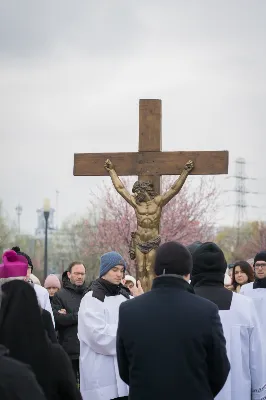 W Wielki Piątek (7 kwietnia) w Parku Papieskim odbyła się Droga Krzyżowa wprowadzająca w przeżywanie Liturgii Męki Pańskiej. Prowadzona była przez wspólnotę Wyższego Seminarium Duchownego w Rzeszowie pod przewodnictwem Biskupa Rzeszowskiego Jana Wątroby. W rozważaniach kolejnych stacji, ks. dr Mateusz Rachwalski, prefekt seminarium, zachęcał do życia zgodnie z nauką wypływającą z krzyża Chrystusowego.
fot. Małgorzata Ryndak