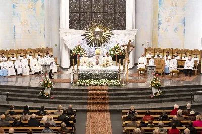 Objawienia Fatimskie to ważny dla katolików znak Bożej Opatrzności i nieustannej opieki Matki Bożej. Fatima to miasto w środkowo-zachodniej Portugalii. To właśnie tam miały miejsce objawienia Najświętszej Maryi Panny w 1917 roku, jakich doświadczyli Łucja Dos Santos oraz Hiacynta i Franciszek Marto – mali pastuszkowie. Maryja ukazywała się dzieciom każdego 13-go dnia miesiąca od maja do października.  Na pamiątkę tychże objawień, Kościół Katolicki uczestniczy w tzw. nabożeństwach fatimskich. Ostatnie z nich miały miejsce 13 października – w naszej Katedrze obecna była również cała wspólnota Wyższego Seminarium Duchownego w Rzeszowie. Uroczystości rozpoczęły się Mszą świętą o godzinie 19:00 pod przewodnictwem księdza rektora Pawła Pietrusiaka, zaś homilię wygłosił ojciec duchowny ks. Andrzej Szpaczyński.  Ojciec Andrzej już na początku wygłaszanego słowa skierował naszą uwagę na wielki cud Eucharystii: „Czy zobaczymy jakiś cud? Czy dany będzie jakiś znak?” – zapytał i od razu odpowiedział: „Nie wiadomo, czy będzie coś niezwykłego, ale jestem przekonany, że będzie cud – cud przemiany chleba i wina w Ciało i Krew Chrystusa – ten cud się dokona”. To bardzo ważne w życiu każdego chrześcijanina, aby nie szukać mistycznych doznań, czy szczególnych znaków od Boga, ale aby ujrzeć największy cud jakim jest Eucharystia. W tym darze możemy uczestniczyć każdego dnia i do tego też jesteśmy zaproszeni.  Po Eucharystii odbyła się procesja z figurą Matki Bożej Fatimskiej oraz Różaniec z rozważaniami przygotowanymi przez diakonów naszej diecezji.  Jesteśmy wdzięczni Panu Bogu za łaskę miłosierdzia i wezwania do pokoju jakie przesłał przez objawienia Pani Fatimskiej i nieustannie prosimy Go, abyśmy coraz mocniej potrafili kochać i dążyć do jedności. Za ten czas wspólnej modlitwy, chwała Panu!  fot. Joanna Prasoł