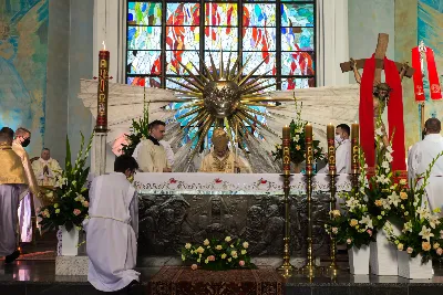 W poniedziałek 18 maja o godz. 18.00 w naszej Katedrze miało miejsce dziękczynienie w stulecie urodzin Karola Wojtyły – św. Jana Pawła II. W tym dniu dziękowaliśmy również i modliliśmy się w intencji naszych Księży Biskupów: Jana – z racji 20. rocznicy sakry biskupiej oraz Kazimierza – z racji 60. rocznicy święceń kapłańskich, a także w intencji naszego Księdza Infułata Stanisława w 60. rocznicę święceń kapłańskich. Eucharystii przewodniczył bp Jan Wątroba. Mszę św. koncelebrowali: bp Kazimierz Górny, bp Edward Białogłowski, infułaci: ks. Stanisław Mac i ks. Wiesław Szurek, księża dziekani oraz duchowni z różnych instytucji diecezji rzeszowskiej.  W Mszy św. uczestniczyły władze państwowe i samorządowe oraz służby mundurowe. fot. Dariusz Kamiński (fotografiarzeszow.com.pl)