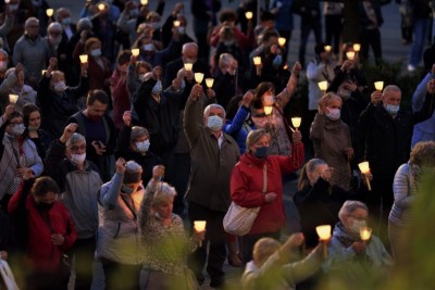 W czwartek 13 maja przeżywaliśmy uroczyste Nabożeństwo Fatimskie. Naszym modlitwom przewodniczył ks. dr Sławomir Jeziorski, prefekt i wykładowca Wyższego Seminarium Duchownego w Rzeszowie. O godz. 18.45 zostały przedstawione prośby i podziękowania do Matki Bożej Fatimskiej, w intencji których sprawowana była także Msza Święta. W koncelebrze uczestniczył ks. Piotr Tarnawski, radca Nuncjatury Apostolskiej w Moskwie, ks. Jan Młynarczyk, emerytowany proboszcz parafii Matki Bożej Królowej Polski i św. Jana Kantego w Sandomierzu i ks. Krzysztof Gołąbek, proboszcz parafii katedralnej i kustosz sanktuarium. Po Mszy Świętej wyruszyła procesja z figurą Matki Bożej. Nabożeństwo zakończył Apel Jasnogórski. fot. Małgorzata Ryndak