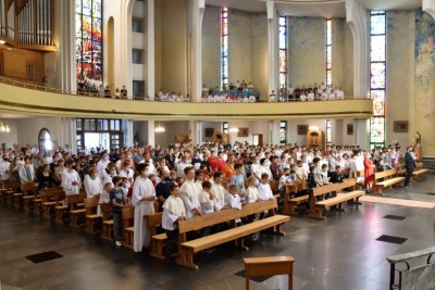 Mszą Świętą w naszej Katedrze rozpoczęły się XVI Mistrzostwa Polski Liturgicznej Służby Ołtarza w piłce nożnej o puchar „KnC”. W rozgrywkach 28 i 29 lipca 2021 r. weźmie udział 72 drużyny z 20 diecezji i 2 prowincji zakonnych. Zawody odbywają się ku pamięci śp. ks. Tomasza Blicharza.  Eucharystii przewodniczył bp Jan Wątroba. Mszę św. koncelebrowało ponad 40 księży – głównie opiekunowie drużyn sportowych z różnych diecezji. W Eucharystii uczestniczyła Stanisława Blicharz i Marcin Blicharz, mama i brat ks. Tomasz Blicharza, któremu dedykowany jest tegoroczny turniej (ks. Blicharz był przez wiele lat duszpasterzem Liturgicznej Służby Ołtarza Diecezji Rzeszowskiej, a także inicjatorem i głównym organizatorem poprzednich edycji mistrzostw LSO, które odbyły się w Rzeszowie w 2016 i 2018 r. Zmarł 17 października 2020 r. w wieku 39 lat). Po Mszy św. sportowcy z Liturgicznej Służby Ołtarza rozjechali się do czterech hal sportowych i na 8 Orlików na terenie Rzeszowa, Łąki, Trzebowniska i Tyczyna.  W zawodach uczestniczy 72 drużyny z 20 diecezji i 2 prowincji zakonnych w Polsce – jest to blisko 800 sportowców. Rywalizacja odbywa się w trzech kategoriach wiekowych: ministrant (roczniki urodzenia 2009-2013), lektor młodszy (2005-2008) i lektor starszy (2000-2004).  Diecezje rzeszowską reprezentują parafie: Gorlice (pw. Narodzenia NMP) i Rzeszów (pw. Bożego Ciała) w kategorii ministrant; Górno, Łowisko i Błażkowa w kategorii lektor młodszy oraz Zaczernie, Cmolas, Hermanowa, Rzeszów (pw. św. Mikołaja) i Tarnowiec w kategorii lektor starszy.  W poniedziałek, 28 czerwca zostaną rozegrane eliminacje. Drugi dzień zawodów również rozpocznie się Mszą św. w rzeszowskiej katedrze – Eucharystii będzie przewodniczył bp Edward Białogłowski. Ceremonię wręczenia nagród i zakończenia przewidziano na godz. 15.00 w Hali Sportowej Młodzieżowego Ośrodka Socjoterapii przy ul. Miłocińskiej w Rzeszowie.  Głównym organizatorem turnieju jest miesięcznik „KnC” – „Króluj nam Chryste”. Gospodarzami są: Diecezja Rzeszowska i Liturgiczna Służba Ołtarza Diecezji Rzeszowskiej.  Tekst i zdjęcia: ks. Tomasz Nowak 