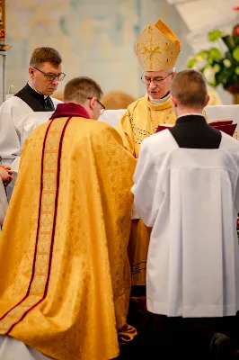 „Na swoje życie i swoje kapłaństwo trzeba popatrzeć w świetle Bożej miłości. Inaczej go nie pojmiemy ani my, ani ci, którzy będą na nas patrzeć” – mówił bp Jan Wątroba podczas Mszy św. z udzieleniem święceń prezbiteratu. 4 czerwca 2022 r. w kościele katedralnym jedenastu diakonów diecezji rzeszowskiej przyjęło sakrament kapłaństwa.
Do grona neoprezbiterów diecezji rzeszowskiej należą: ks. Sebastian Bełz z parafii w Nienadówce, ks. Krzysztof Lampart z parafii w Rudnej Wielkiej, ks. Mateusz Łachmanek z parafii w Lipinkach, ks. Karol Migut z parafii w Jasionce, ks. Marcin Murawski z parafii katedralnej w Rzeszowie, ks. Adrian Pazdan z parafii w Zagorzycach, ks. Tomasz Sienicki z parafii w Bieździedzy, ks. Dominik Świeboda z parafii w Palikówce, ks. Piotr Wąsacz z parafii bł. Władysława Findysza w Rzeszowie, ks. Mateusz Wojtuń z parafii w Święcanach oraz ks. Wiktor Zoła z parafii w Cieklinie.
Mszy św. przewodniczył i święceń udzielił bp Jan Wątroba. Eucharystię koncelebrowało około osiemdziesięciu księży, m.in: przełożeni Wyższego Seminarium Duchownego w Rzeszowie oraz proboszczowie i wikariusze z parafii rodzinnych neoprezbiterów. W Mszy św. uczestniczył abp Edward Nowak, bp Kazimierz Górny i bp Edward Białogłowski.
Zebranych w kościele katedralnym powitał ks. Krzysztof Gołąbek, proboszcz parafii.
W homilii bp Jan Wątroba nawiązał do słów z Ewangelii według św. Jana w których Chrystus tłumaczy co to znaczy być dobrym pasterzem. „Być kapłanem w Kościele Chrystusowym to znaczy mieć udział w Jego pasterskiej misji i stale upodabniać się do Dobrego Pasterza, który zna owce, karmi je, broni i jest gotów oddać życie dla ich dobra” – mówił hierarcha.
Po homilii odbył się obrzędy święceń: przyrzeczenie czci i posłuszeństwa Biskupowi Ordynariuszowi, Litania do Wszystkich Świętych podczas której kandydaci leżeli krzyżem, nałożenie rąk, modlitwa święceń oraz namaszczenie rąk krzyżmem i wręczenie chleba i wina. Podczas Liturgii Eucharystycznej nowo wyświęceni po raz pierwszy wyciągnęli dłonie nad chlebem i winem wypowiadając słowa konsekracji.
Na zakończenie Mszy św. ks. Tomasz Sienicki, podziękował w imieniu nowo wyświęconych wszystkim, którzy przyczynili się do przygotowania ich do kapłaństwa. Słowa wdzięczności, m.in. przełożonym Wyższego Seminarium Duchownego w Rzeszowie i rodzicom neoprezbiterów, wypowiedział bp Jan Wątroba. 
W drodze do zakrystii neoprezbiterzy zatrzymali się przy figurze Matki Bożej Fatimskiej zawierzając swoje kapłaństwo Matce Bożej.
W niedzielę, 5 czerwca, w Uroczystość Zesłania Ducha Świętego, neoprezbiterzy będą sprawować w swoich rodzinnych parafiach uroczyste Msze św. prymicyjne, a w najbliższych tygodniach otrzymają skierowania do parafii.

Fot. ks. Jakub Nagi oraz biala-wrona.pl
