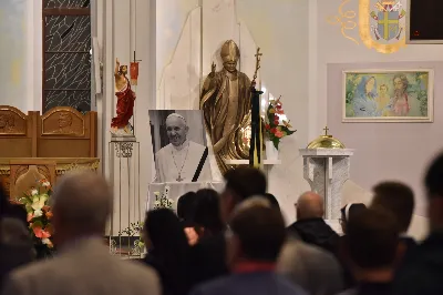 W czwartek, 24 kwietnia w Katedrze Rzeszowskiej bp Jan Wątroba odprawił Mszę św. w intencji zmarłego w Poniedziałek Wielkanocny papieża Franciszka.
fot. ks. Jakub Oczkowicz