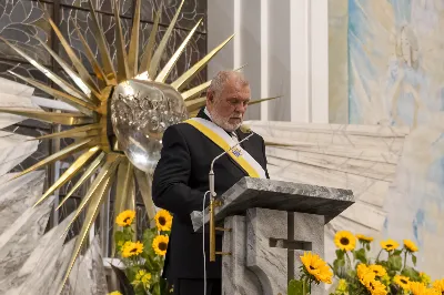 Wrześniowe nabożeństwo fatimskie, będące odpowiedzią na wezwanie Maryi do modlitwy i pokuty, odbyło się w ubiegły wtorek, 13 dnia miesiąca. Tym razem w Katedrze Rzeszowskiej zostało przygotowane przez parafie św. Michała Archanioła oraz św. Jadwigi Królowej.
Nabożeństwo rozpoczęło się odczytaniem próśb i podziękowań do Matki Bożej Fatimskiej, w intencji których następnie sprawowana była Msza Święta. Uroczystej, koncelebrowanej liturgii przewodniczył ks. Tomasz Gałuszka – wikariusz parafii św. Jadwigi.
Słowo Boże wygłosił ks. Grzegorz Kot – Diecezjalny Duszpasterz Trzeźwości i Osób Uzależnionych. Nawiązał do liturgii słowa z dnia, podkreślając trafne powiązanie z Tajemnicą Fatimską. „Niejedna matka dzisiaj płacze, jak owa kobieta z Nain, nad śmiercią swojego dziecka. Niejedna matka płacze, patrząc na pogubienie swojego dziecka – że życie mu nie wychodzi, że się poplątało, że nie chodzi do kościoła, nie modli się. Ową matką jest również Kościół, który płacze, kiedy się gubimy, kiedy w naszym sercu zaczyna kiełkować grzech i zaczynamy odchodzić. Trzeba nam stanąć w prawdzie i uderzyć się we własne piersi – i po to tu jesteśmy, aby modlitwą różańcową złożyć zadośćuczynienie za grzechy swoje i całego świata”.
„To nabożeństwo winno nas wprowadzać w osobistą retrospekcję, rachunek sumienia – czy oby jestem bratem dla brata? Bo może w moje serce wkradło się porównywanie, osądzanie, obmowa wobec tych, którzy się pogubili na drogach swojego życia” – mówił dalej ks. Grzegorz.
Kaznodzieja zachęcał do odpowiedzi na wołanie Matki Bożej w Fatimie i porzucenie obaw, strachu i niepewności. „Może nam się wydawać, gdyby Bóg na naszych oczach dotknął trumny, kogoś wskrzesił, byłoby nam łatwiej wierzyć. Nic bardziej mylnego. Wystarczy zerknąć na Łazarza i bogacza, wołającego: Ojcze Abrahamie, poślij kogoś z umarłych do żyjących, a na pewno uwierzą. Poślij kogoś. Bóg posyła Matkę do dzieci w Fatimie, a idąc dalej – posyła dzieci. O co prosi Matka Boża w Fatimie? O pokutę i różaniec. Trzecia Tajemnica Fatimska może przerażać, ale tych, co wierzą, nie powinna. Jeżeli w Twoim sercu jest wiara, nie stanie ci się krzywda”.
Po zakończonej liturgii Mszy Świętej wierni polecali swoje intencje w modlitwie różańcowej przy figurze Matki Bożej Fatimskiej. Modlitwę prowadzili ks. Rafał Kłos (wikariusz parafii św. Michała Archanioła) oraz diakoni. Ze względu na trwający remont schodów zrezygnowano z procesji. Nabożeństwo zakończono odśpiewaniem Apelu Jasnogórskiego o godz. 21.00. Następnie jeszcze przez godziną trwała indywidualna adoracja Najświętszego Sakramentu.
Posługę muzyczną podjął chór Michael z parafii św. Michała Archanioła w Rzeszowie oraz orkiestra dęta prowadzona przez p. Tadeusza Cielaka. Obecne były także poczty sztandarowe, przedstawiciele Rycerzy Kolumba i Bractwa św. Michała Archanioła.
Ostatnie w tym roku nabożeństwo fatimskie odbędzie się 13 października. W Katedrze Rzeszowskiej będzie prowadzone przez Wyższe Seminarium Duchowne w Rzeszowie.

fot. Joanna Prasoł 