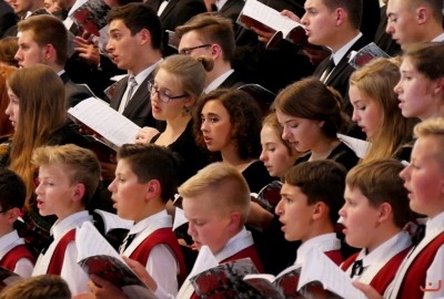 Blisko 1200 chórzystów i orkiestra symfoniczna Filharmonii Podkarpackiej to koncert galowy 9. Krajowego Kongresu Polskiej Federacji Pueri Cantores. 9 września o godz. 19.30 w Katedrze Rzeszowskiej podczas dwugodzinnego koncertu wystąpiły 33 chóry z Polski, Litwy, Łotwy, Ukrainy i Węgier oraz Orkiestra Symfoniczna Filharmonii Podkarpackiej. Muzykami dyrygowali: Wiesław Delimat i Marcin Florczak. Podczas koncertu uczestnicy wysłuchali utworów m.in. Haendla, Haydna oraz hymny kongresów Polskiej Federacji Pueri Cantores. Szczególnie oklaskiwane było premierowe wykonanie hymnu kongresu w Rzeszowie – utwór pt. „Da pacem, Domine” Dominika Lasoty – kompozytora z Rzeszowa. W koncercie uczestniczyli m.in.: bp Jan Wątroba, bp Kazimierz Górny i bp Edward Białogłowski. fot. ks. Tomasz Nowak