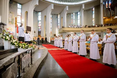 „Na swoje życie i swoje kapłaństwo trzeba popatrzeć w świetle Bożej miłości. Inaczej go nie pojmiemy ani my, ani ci, którzy będą na nas patrzeć” – mówił bp Jan Wątroba podczas Mszy św. z udzieleniem święceń prezbiteratu. 4 czerwca 2022 r. w kościele katedralnym jedenastu diakonów diecezji rzeszowskiej przyjęło sakrament kapłaństwa.
Do grona neoprezbiterów diecezji rzeszowskiej należą: ks. Sebastian Bełz z parafii w Nienadówce, ks. Krzysztof Lampart z parafii w Rudnej Wielkiej, ks. Mateusz Łachmanek z parafii w Lipinkach, ks. Karol Migut z parafii w Jasionce, ks. Marcin Murawski z parafii katedralnej w Rzeszowie, ks. Adrian Pazdan z parafii w Zagorzycach, ks. Tomasz Sienicki z parafii w Bieździedzy, ks. Dominik Świeboda z parafii w Palikówce, ks. Piotr Wąsacz z parafii bł. Władysława Findysza w Rzeszowie, ks. Mateusz Wojtuń z parafii w Święcanach oraz ks. Wiktor Zoła z parafii w Cieklinie.
Mszy św. przewodniczył i święceń udzielił bp Jan Wątroba. Eucharystię koncelebrowało około osiemdziesięciu księży, m.in: przełożeni Wyższego Seminarium Duchownego w Rzeszowie oraz proboszczowie i wikariusze z parafii rodzinnych neoprezbiterów. W Mszy św. uczestniczył abp Edward Nowak, bp Kazimierz Górny i bp Edward Białogłowski.
Zebranych w kościele katedralnym powitał ks. Krzysztof Gołąbek, proboszcz parafii.
W homilii bp Jan Wątroba nawiązał do słów z Ewangelii według św. Jana w których Chrystus tłumaczy co to znaczy być dobrym pasterzem. „Być kapłanem w Kościele Chrystusowym to znaczy mieć udział w Jego pasterskiej misji i stale upodabniać się do Dobrego Pasterza, który zna owce, karmi je, broni i jest gotów oddać życie dla ich dobra” – mówił hierarcha.
Po homilii odbył się obrzędy święceń: przyrzeczenie czci i posłuszeństwa Biskupowi Ordynariuszowi, Litania do Wszystkich Świętych podczas której kandydaci leżeli krzyżem, nałożenie rąk, modlitwa święceń oraz namaszczenie rąk krzyżmem i wręczenie chleba i wina. Podczas Liturgii Eucharystycznej nowo wyświęceni po raz pierwszy wyciągnęli dłonie nad chlebem i winem wypowiadając słowa konsekracji.
Na zakończenie Mszy św. ks. Tomasz Sienicki, podziękował w imieniu nowo wyświęconych wszystkim, którzy przyczynili się do przygotowania ich do kapłaństwa. Słowa wdzięczności, m.in. przełożonym Wyższego Seminarium Duchownego w Rzeszowie i rodzicom neoprezbiterów, wypowiedział bp Jan Wątroba. 
W drodze do zakrystii neoprezbiterzy zatrzymali się przy figurze Matki Bożej Fatimskiej zawierzając swoje kapłaństwo Matce Bożej.
W niedzielę, 5 czerwca, w Uroczystość Zesłania Ducha Świętego, neoprezbiterzy będą sprawować w swoich rodzinnych parafiach uroczyste Msze św. prymicyjne, a w najbliższych tygodniach otrzymają skierowania do parafii.

Fot. ks. Jakub Nagi oraz biala-wrona.pl
