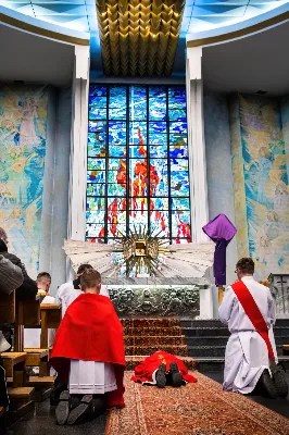 Liturgia Męki Pańskiej rozpoczęła się od procesji wejścia w zupełnej ciszy i gestu prostracji – pokornego padnięcia twarzą do ziemi głównego celebransa – Biskupa Rzeszowskiego Jana Wątroby. Drugim etapem nabożeństwa była Liturgia Słowa. Jej centrum stanowiła Męka Pańska w relacji wg św. Jana – odśpiewana przez ks. Juliana Wybrańca, kl. Dawida Piroga oraz kl. Karola Baraniewicza, z partiami tłumu wykonanymi przez Katedralny Chór Chłopięco-Męski Pueri Cantores Resovienses (tenory i basy), pod dyrekcją ks. dra Andrzeja Widaka we współpracy z Angelą Pacutą i Edytą Kotulą, dyrygentkami chóru.

W homilii bp Jan Wątroba zapraszał do odczytania na nowo sensu krzyża Jezusa i Jego Orędzia.

Trzecią częścią liturgii była adoracja krzyża. W pierwszej kolejności krzyż adorowali poprzez ucałowanie: Ksiądz Biskup, księża z Wyższego Seminarium Duchownego w Rzeszowie, księża katedralni oraz siostry zakonne. Następnie hołd krzyżowi oddali wszyscy wierni, wpatrując się w krzyż trzymany przez ks. Krzysztofa Gołąbka, proboszcza katedry.

Ostatnią częścią liturgii był obrzęd Komunii św. zakończony przeniesieniem Pana Jezusa w monstrancji do tzw. Bożego grobu. W tym roku dekoracja grobu nawiązuje do przeżywanego roku duszpasterskiego pt. „Wierzę w Kościół Chrystusowy”. Projekt autorstwa ks. Pawła Wójcika, wikariusza katedralnego, zachęca do pogłębienia relacji z Jezusem i jak wzywa napis umieszczony na grobie do „zakorzenienia w Kościele Chrystusa”.
fot. Joanna Prasoł 