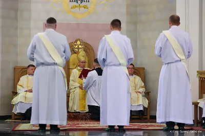 18 maja 2024 r. w katedrze rzeszowskiej święcenia prezbiteratu przyjęli diakoni: Łukasz Cyrnek z parafii św. Onufrego w Łące, Dawid Piróg z parafii Najświętszego Serca Pana Jezusa w Pagorzynie i Janusz Szczęch z parafii Podwyższenia Krzyża Świętego w Rzeszowie.
W Eucharystii, której przewodniczył Biskup Rzeszowski, uczestniczył abp Edward Nowak i około pięćdziesięciu księży, m.in. przełożeni Wyższego Seminarium Duchownego w Rzeszowie oraz proboszczowie i wikariusze z parafii rodzinnych neoprezbiterów.
Po homilii odbył się obrzędy święceń: przyrzeczenie czci i posłuszeństwa biskupowi ordynariuszowi, Litania do Wszystkich Świętych podczas której kandydaci leżeli krzyżem, nałożenie rąk (po raz pierwszy w historii diecezji rzeszowskiej biskup nakładał ręce stojąc przy tronie biskupim), modlitwa święceń oraz namaszczenie rąk krzyżmem i wręczenie chleba i wina. Podczas Liturgii Eucharystycznej nowo wyświęceni po raz pierwszy wyciągnęli dłonie nad chlebem i winem wypowiadając słowa konsekracji.
Na zakończenie Mszy św. ks. Łukasz Cyrnek podziękował, w imieniu nowo wyświęconych, wszystkim, którzy przyczynili się do przygotowania ich do kapłaństwa.
Wracając do zakrystii neoprezbiterzy zatrzymali się przy figurze Matki Bożej Fatimskiej zawierzając swoje kapłaństwo Najświętszej Maryi Pannie.
W niedzielę, 19 maja, w Uroczystość Zesłania Ducha Świętego, ks. Łukasz Cyrnek i ks. Dawid Piróg będą sprawować w swoich rodzinnych parafiach uroczyste Msze św. prymicyjne; ks. Janusz Szczęch – 25 maja. Pod koniec czerwca neoprezbiterzy otrzymają skierowania do pierwszych parafii.
Fot. Piotr Szorc – Radio VIA