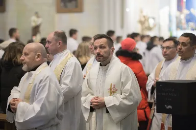 W Wielki Czwartek o godz. 10.00 w naszej Katedrze bp Jan Wątroba przewodniczył Mszy Krzyżma. Jest ona wyrazem jedności i wspólnoty duchowieństwa diecezji. Podczas tej Mszy Świętej biskup poświęcił olej chorych, katechumenów oraz olej krzyżma. Księża koncelebrujący z biskupem Eucharystię odnowili przyrzeczenia kapłańskie.
W koncelebrze wzięli udział bp Kazimierz Górny, bp Edward Białogłowski oraz 204 kapłanów z całej diecezji. W Eucharystii wzięli również udział licznie zebrani ministranci, lektorzy, animatorzy, ceremoniarze, członkowie scholi parafialnych i dziewczęcej służby maryjnej.
Podczas Mszy Świętej zaśpiewał chór Wyższego Seminarium Duchownego pod dyrekcją ks. dra Andrzeja Widaka. Przy organach zasiadł ks. Julian Wybraniec.
Fot. Małgorzata Ryndak