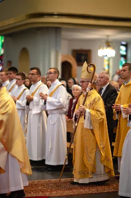 „Na swoje życie i swoje kapłaństwo trzeba popatrzeć w świetle Bożej miłości. Inaczej go nie pojmiemy ani my, ani ci, którzy będą na nas patrzeć” – mówił bp Jan Wątroba podczas Mszy św. z udzieleniem święceń prezbiteratu. 4 czerwca 2022 r. w kościele katedralnym jedenastu diakonów diecezji rzeszowskiej przyjęło sakrament kapłaństwa.
Do grona neoprezbiterów diecezji rzeszowskiej należą: ks. Sebastian Bełz z parafii w Nienadówce, ks. Krzysztof Lampart z parafii w Rudnej Wielkiej, ks. Mateusz Łachmanek z parafii w Lipinkach, ks. Karol Migut z parafii w Jasionce, ks. Marcin Murawski z parafii katedralnej w Rzeszowie, ks. Adrian Pazdan z parafii w Zagorzycach, ks. Tomasz Sienicki z parafii w Bieździedzy, ks. Dominik Świeboda z parafii w Palikówce, ks. Piotr Wąsacz z parafii bł. Władysława Findysza w Rzeszowie, ks. Mateusz Wojtuń z parafii w Święcanach oraz ks. Wiktor Zoła z parafii w Cieklinie.
Mszy św. przewodniczył i święceń udzielił bp Jan Wątroba. Eucharystię koncelebrowało około osiemdziesięciu księży, m.in: przełożeni Wyższego Seminarium Duchownego w Rzeszowie oraz proboszczowie i wikariusze z parafii rodzinnych neoprezbiterów. W Mszy św. uczestniczył abp Edward Nowak, bp Kazimierz Górny i bp Edward Białogłowski.
Zebranych w kościele katedralnym powitał ks. Krzysztof Gołąbek, proboszcz parafii.
W homilii bp Jan Wątroba nawiązał do słów z Ewangelii według św. Jana w których Chrystus tłumaczy co to znaczy być dobrym pasterzem. „Być kapłanem w Kościele Chrystusowym to znaczy mieć udział w Jego pasterskiej misji i stale upodabniać się do Dobrego Pasterza, który zna owce, karmi je, broni i jest gotów oddać życie dla ich dobra” – mówił hierarcha.
Po homilii odbył się obrzędy święceń: przyrzeczenie czci i posłuszeństwa Biskupowi Ordynariuszowi, Litania do Wszystkich Świętych podczas której kandydaci leżeli krzyżem, nałożenie rąk, modlitwa święceń oraz namaszczenie rąk krzyżmem i wręczenie chleba i wina. Podczas Liturgii Eucharystycznej nowo wyświęceni po raz pierwszy wyciągnęli dłonie nad chlebem i winem wypowiadając słowa konsekracji.
Na zakończenie Mszy św. ks. Tomasz Sienicki, podziękował w imieniu nowo wyświęconych wszystkim, którzy przyczynili się do przygotowania ich do kapłaństwa. Słowa wdzięczności, m.in. przełożonym Wyższego Seminarium Duchownego w Rzeszowie i rodzicom neoprezbiterów, wypowiedział bp Jan Wątroba. 
W drodze do zakrystii neoprezbiterzy zatrzymali się przy figurze Matki Bożej Fatimskiej zawierzając swoje kapłaństwo Matce Bożej.
W niedzielę, 5 czerwca, w Uroczystość Zesłania Ducha Świętego, neoprezbiterzy będą sprawować w swoich rodzinnych parafiach uroczyste Msze św. prymicyjne, a w najbliższych tygodniach otrzymają skierowania do parafii.

Fot. ks. Jakub Nagi oraz biala-wrona.pl
