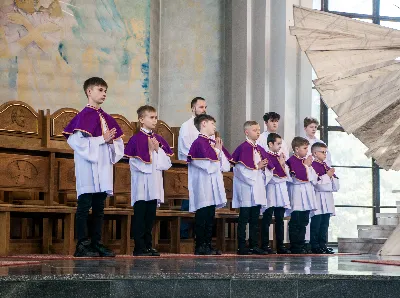W V Niedzielę Wielkiego Postu, podczas Mszy Świętej o godz. 12:00, ks. Krzysztof Gołąbek – proboszcz naszej Katedry, przyjął do grona Liturgicznej Służby Ołtarza siedmiu nowych ministrantów. Po odpowiednim przygotowaniu, pod czujnym okiem ks. Pawła Wójcika oraz animatorów Adama i Miłosza, chłopcy otrzymali stopień ministranta choralisty – po raz pierwszy założyli kołnierzyki i otrzymali legitymacje ministranckie. To wyjątkowy moment i ogromna radość dla naszej wspólnoty! Podczas Mszy Świętej zaśpiewała Dziewczęca Schola Katedralna. Serdecznie gratulujemy chłopcom odwagi oraz życzymy wytrwałości w tej pięknej służbie przy Ołtarzu Pana Jezusa. Jeśli chcesz dołączyć do grona ministrantów – serdecznie zapraszamy! Zainteresowanych prosimy o kontakt z ks. Pawłem Wójcikiem.
fot. Antoni Ważny
