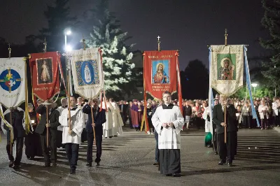 "Gwiazdo śliczna, wspaniała, o fatimska Maryja! Do Ciebie się uciekamy, o Maryjo, Maryjo!" Słowami tej pieśni licznie zgromadzeni w katedralnej świątyni wierni rozpoczęli kolejne w tym roku uroczyste nabożeństwo fatimskie. Wrześniowej modlitwie przewodniczyła parafia pw. Św. Michała Archanioła w Rzeszowie. Wielu parafian przybyło do Katedry w pieszej pielgrzymce pod przewodnictwem księdza Czesława Matuły. Przed Mszą Świętą, przy figurze Pani Fatimskiej, dk. Marcin Murawski odczytał liczne prośby i podziękowania do Matki Bożej. Uroczystej Eucharystii przewodniczył oraz Słowo Boże wygłosił proboszcz parafii pw. Św. Michała Archanioła w Rzeszowie - ks. Michał Bator. Kaznodzieja ukazał wartość i moc modlitwy. Za wzór postawił setnika, który spotyka się z czułym Jezusem. Tak jak Bóg znał potrzeby setnika, tak samo zna i nasze potrzeby i problemy. Jednak, jak przypomniał ks. Michał, każdy z nas musi przyjąć postawę setnika: uznać swój grzech i swoją niemoc. Wtedy Bóg będzie mógł działać w naszym życiu. W dalszej części homilii kaznodzieja przypomniał sylwetkę błogosławionej matki Elżbiety Czackiej, będącej dla nas wzorem cierpliwości i oczekiwania. Potrzebujemy czasu, aby łaska Boża przemieniła nasze serce – przypomniał kaznodzieja. Ta cierpliwość pomaga odkrywać Boży plan na nasze życie. Po zakończeniu Eucharystii wszyscy zgromadzeni wyruszyli w procesji różańcowej z figurą Matki Bożej Fatimskiej oraz relikwiami błogosławionych Hiacynty i Franciszka. Wierni prosili, aby Boże słowo wypełniało się w ich codzienności. Tej części nabożeństwa przewodniczył ks. Jakub Oczkowicz wraz z przedstawicielami parafii pw. Św. Michała Archanioła. Wspólną modlitwę zakończyło odśpiewanie Apelu Jasnogórskiego oraz adoracja Najświętszego Sakramentu. Na koniec ks. Krzysztof Gołąbek – proboszcz Katedry, dziękując wszystkim za obecność i wspólne czuwanie przy Matce Bożej, zaprosił na ostatnie w tym roku, październikowe nabożeństwo fatimskie.  fot. Małgorzata Ryndak