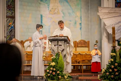 Mszy Świętej w święto Ofiarowania Pańskiego przewodniczył bp Jan Wątroba. W Eucharystii z okazji Dnia Życia Konsekrowanego uczestniczyli przedstawiciele sióstr i braci zakonnych, pustelnic, dziewic i wdów konsekrowanych oraz członków instytutów świeckich. Eucharystię koncelebrował ks. Stanisław Kamiński, wikariusz biskupi ds. zakonnych, a także 8 kapłanów. Homilię wygłosił bp Jan Wątroba. Śpiew podczas Mszy Świętej prowadziła Katedralna Schola Liturgiczna pod kierunkiem ks. Juliana Wybrańca przy akompaniamencie organowym Wiesława Siewierskiego. Fot. Paulina Lęcznar