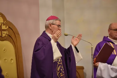 Mszy św. w Środę Popielcową na rozpoczęcie Wielkiego Postu w katedrze rzeszowskiej przewodniczył bp Jan Wątroba. Eucharystię koncelebrowali: ks. Łukasz Cyrnek, ks. Krzysztof Golas, ks. Krzysztof Gołąbek, ks. Sławomir Jeziorski, ks. Dominik Kiełb, ks. Jakub Nagi i ks. Nikodem Rybczyk.
Homilię wygłosił ks. Julian Wybraniec, wikariusz parafii katedralnej. Kaznodzieja w rozważaniu mówił o symbolice popiołu, którym w Środę Popielcową posypuje się głowy uczestników liturgii.
Po homilii odbył się obrzęd wybrania i wpisania imion do księgi katechumenów dwóch kobiet, które, jako dorosłe, przygotowują się do przyjęcia sakramentów inicjacji chrześcijańskiej.
Następnie odbył się obrzęd posypania popiołem.
Podczas Mszy św. posługę muzyczną pełniła Katedralna Schola Liturgiczna. Eucharystia była transmitowana przez Katolickie Radio VIA.
fot. ks. Jakub Oczkowicz