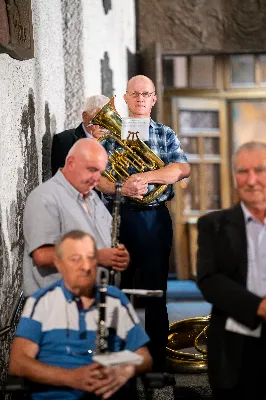 W środę 13 września przeżywaliśmy kolejne w tym roku Nabożeństwo Fatimskie. O godz. 18.40 zostały przedstawione prośby i podziękowania do Matki Bożej Fatimskiej, w intencji których sprawowana była także Msza Święta. Eucharystii przewodniczył i homilię wygłosił ks. Marek Kotwa – wikariusz parafii pw. Św. Michała Archanioła w Rzeszowie. Po Mszy Świętej wyruszyła procesja z figurą Matki Bożej, podczas której modlitwę różańcową prowadzili przedstawiciele parafii pw. Św. Jadwigi Królowej wraz ze swoimi duszpasterzami: ks. Tomaszem Gałuszką oraz ks. Łukaszem Mariuszycem, zaś figurę Matki Bożej nieśli przedstawiciele Bractwa św. Michała Archanioła, Rycerzy Kolumba oraz Związku Strzeleckiego "Strzelec". Modlitwę ubogaciła obecność Orkiestry Dętej pod dyrekcją Tadeusza Cielaka. Nabożeństwo zakończył Apel Jasnogórski. fot. Jola Warchoł