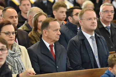 18 maja 2025 r., w katedrze rzeszowskiej celebrowano Eucharystię z okazji 25. rocznicy przyjęcia sakry biskupiej przez bp. Jana Wątrobę. Mszy św. przewodniczył Biskup Rzeszowski, zaś w koncelebrze wzięli udział: abp Józef Michalik, abp Adam Szal, bp Edward Białogłowski, bp Kazimierz Górny, bp Stanisław Jamrozek, bp Marian Rojek, bp Jan Śrutwa oraz kilkudziesięciu kapłanów. W Eucharystii uczestniczyły liczne delegacje osób życia konsekrowanego, przedstawiciele instytucji, fundacji i stowarzyszeń kościelnych. W katedrze rzeszowskiej obecni byli również parlamentarzyści sejmu i senatu, władze wojewódzkie, samorządowe, władze Rzeszowa, rektorzy wyższych uczelni, dyrektorzy instutucji regionalnych, kuratorium oświaty, a także szpitali. Homilię wygłosił bp Edward Białogłowski, biskup pomocniczy senior, który podkreślił, że świętowanie srebrnego jubileuszu Biskupa Rzeszowskiego wpisuje się w przeżywanie Roku Świętego, ale także kolejną rocznicę urodzin św. Jana Pawła II, rocznicę bitwy pod Monte Cassino, inaugurację pontyfikatu Ojca Świętego Leona XIV oraz rocznicę beatyfikacji Józef Sebastiana Pelczara. Na zakończenie liturgii Karolina i Dariusz Kosakowie z dziećmi, jako przedstawiciele diecezjan, przekazali życzenia Jubilatowi. W uroczystej liturgii wzięło udział kilkuset muzyków, chórzystów i członków orkiestr, którzy brali udział w projekcie „Podkarpacie śladami św. Jana Pawła II”. Przedsięwzięcie zostało zorganizowane przez Polski Związek Chórów i Orkiestr – Oddział w Rzeszowie. fot. ks. Jakub Oczkowicz