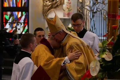 „Na swoje życie i swoje kapłaństwo trzeba popatrzeć w świetle Bożej miłości. Inaczej go nie pojmiemy ani my, ani ci, którzy będą na nas patrzeć” – mówił bp Jan Wątroba podczas Mszy św. z udzieleniem święceń prezbiteratu. 4 czerwca 2022 r. w kościele katedralnym jedenastu diakonów diecezji rzeszowskiej przyjęło sakrament kapłaństwa.
Do grona neoprezbiterów diecezji rzeszowskiej należą: ks. Sebastian Bełz z parafii w Nienadówce, ks. Krzysztof Lampart z parafii w Rudnej Wielkiej, ks. Mateusz Łachmanek z parafii w Lipinkach, ks. Karol Migut z parafii w Jasionce, ks. Marcin Murawski z parafii katedralnej w Rzeszowie, ks. Adrian Pazdan z parafii w Zagorzycach, ks. Tomasz Sienicki z parafii w Bieździedzy, ks. Dominik Świeboda z parafii w Palikówce, ks. Piotr Wąsacz z parafii bł. Władysława Findysza w Rzeszowie, ks. Mateusz Wojtuń z parafii w Święcanach oraz ks. Wiktor Zoła z parafii w Cieklinie.
Mszy św. przewodniczył i święceń udzielił bp Jan Wątroba. Eucharystię koncelebrowało około osiemdziesięciu księży, m.in: przełożeni Wyższego Seminarium Duchownego w Rzeszowie oraz proboszczowie i wikariusze z parafii rodzinnych neoprezbiterów. W Mszy św. uczestniczył abp Edward Nowak, bp Kazimierz Górny i bp Edward Białogłowski.
Zebranych w kościele katedralnym powitał ks. Krzysztof Gołąbek, proboszcz parafii.
W homilii bp Jan Wątroba nawiązał do słów z Ewangelii według św. Jana w których Chrystus tłumaczy co to znaczy być dobrym pasterzem. „Być kapłanem w Kościele Chrystusowym to znaczy mieć udział w Jego pasterskiej misji i stale upodabniać się do Dobrego Pasterza, który zna owce, karmi je, broni i jest gotów oddać życie dla ich dobra” – mówił hierarcha.
Po homilii odbył się obrzędy święceń: przyrzeczenie czci i posłuszeństwa Biskupowi Ordynariuszowi, Litania do Wszystkich Świętych podczas której kandydaci leżeli krzyżem, nałożenie rąk, modlitwa święceń oraz namaszczenie rąk krzyżmem i wręczenie chleba i wina. Podczas Liturgii Eucharystycznej nowo wyświęceni po raz pierwszy wyciągnęli dłonie nad chlebem i winem wypowiadając słowa konsekracji.
Na zakończenie Mszy św. ks. Tomasz Sienicki, podziękował w imieniu nowo wyświęconych wszystkim, którzy przyczynili się do przygotowania ich do kapłaństwa. Słowa wdzięczności, m.in. przełożonym Wyższego Seminarium Duchownego w Rzeszowie i rodzicom neoprezbiterów, wypowiedział bp Jan Wątroba. 
W drodze do zakrystii neoprezbiterzy zatrzymali się przy figurze Matki Bożej Fatimskiej zawierzając swoje kapłaństwo Matce Bożej.
W niedzielę, 5 czerwca, w Uroczystość Zesłania Ducha Świętego, neoprezbiterzy będą sprawować w swoich rodzinnych parafiach uroczyste Msze św. prymicyjne, a w najbliższych tygodniach otrzymają skierowania do parafii.

Fot. ks. Jakub Nagi oraz biala-wrona.pl
