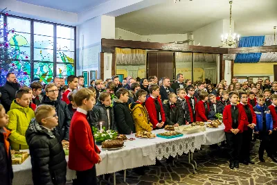 26 grudnia o godz. 12.00 Mszy Świętej w naszej Katedrze przewodniczył Ks. Bp Edward Białogłowski. Podczas Mszy Świętej śpiewał chór katedralny Pueri Cantores Resovienses. Po Mszy Świętej Ksiądz Biskup wraz z chórzystami dzielili się opłatkiem. fot. Fotografiarzeszow