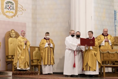 3 kwietnia 2021 r. bp Jan Wątroba przewodniczył liturgii Wigilii Paschalnej w naszej Katedrze. Podczas Mszy Świętej cztery osoby: Patrycja Dominika, Bartłomiej, Dawid Mateusz i Olech przyjęli sakrament chrztu, bierzmowania i Eucharystii.  Neofici przygotowywali się do przyjęcia sakramentów wtajemniczenia chrześcijańskiego w Diecezjalnym Centrum Katechumenatu Dorosłych, które mieści się przy parafii Miłosierdzia Bożego w Rzeszowie (ul. Kardynała K. Wojtyły 114) . Przygotowanie rozpoczyna się we wrześniu i trwa do uroczystości Zesłania Ducha Świętego. Centralnym wydarzeniem formacji jest Wigilia Paschalna, podczas której katechumeni przyjmują sakrament chrztu, bierzmowania i Eucharystii.  fot. Joanna Prasoł 