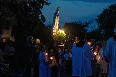 W niedzielę 13 sierpnia przeżywaliśmy kolejne w tym roku Nabożeństwo Fatimskie. O godz. 18.40 zostały przedstawione prośby i podziękowania do Matki Bożej Fatimskiej, w intencji których sprawowana była także Msza Święta. Eucharystii przewodniczył ks. Piotr Fortuna (proboszcz parafii Rzeszów-Matysówka), homilię zaś wygłosił ks. Jan Pyziak (proboszcz parafii Rzeszów-Matysówka w latach 1985-2018). Po Mszy Świętej wyruszyła procesja z figurą Matki Bożej, podczas której modlitwę różańcową prowadzili przedstawiciele parafii Rzeszów-Zalesie wraz ze swoim duszpasterzem ks. Łukaszem Jaskiem. Modlitwę ubogaciła obecność Orkiestry Dętej pod dyrekcją Tadeusza Cielaka. Nabożeństwo zakończył Apel Jasnogórski. fot. Joanna Prasoł