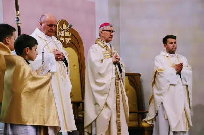 W sobotnie południe 67 naszych młodych parafian przyjęło sakrament bierzmowania. Po dwóch latach przygotowań wyrazili przed bpem Janem Wątrobą swoje pragnienie świadczenia o wierze i życia według jej zasad. Jako motto ich wzrostu w dojrzałości chrześcijańskiej Ksiądz Biskup zaproponował słowa św. Piotra: "Trzeba słuchać bardziej Boga niż ludzi".
Fot. Piotr Reszko i Katarzyna Franiszyn-Luciano