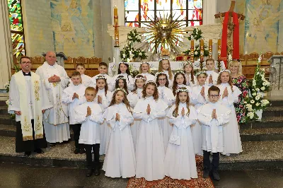 Maj to dla wielu najpiękniejszy miesiąc w roku. W liturgii Kościoła szczególnie wtedy czcimy Maryję oraz radujemy się ze Zmartwychwstania Pańskiego. W niedzielę 8 maja w naszej Katedrze dzieci z klas III doświadczyły równie wielkiej radości po raz pierwszy w pełni uczestnicząc we Mszy Świętej. To niezwykłe spotkanie z Chrystusem w Komunii Świętej zostało poprzedzone przygotowaniem poprzez katechezy w szkole i spotkania w parafii, a także spowiedzią. Poprzez niedzielne Eucharystie o godz. 12.00 i 13.30 celebrowane przez ks. Krzysztofa Gołąbka, proboszcza naszej Katedry, 88 dzieci rozpoczęło wielką przygodę z Jezusem ukrytym w Najświętszym Sakramencie. Towarzyszyli im rodzice, którzy wraz ze swoimi dziećmi przygotowywali się do tego wydarzenia, a także najbliższa rodzina. Posługę w liturgii Mszy Świętej pełniły dzieci pierwszokomunijne oraz ich rodzice.
Wielka radość serc dzieci komunijnych promieniowała na wszystkich uczestników Mszy Świętej i przypominała zebranym na liturgii, że spotkanie z Jezusem Eucharystycznym to przywilej i wielkie szczęście. Czas tej wielkiej radości został przedłużony przez „Biały Tydzień”, w którym dzieci uczestniczyły w wieczornej Eucharystii, przyjmując Jezusa do swoich serc. 

Wszystkim dzieciom, które w tym roku przeżywały swoją Pierwszą Komunię Świętą, życzymy, aby nie gasł w nich zapał do poznawania Jezusa i Jego nauki, a radość, jaka towarzyszyła tym dniom, była nieodłączną towarzyszką ich spotkań z Jezusem w Eucharystii. A s. Julicie i ks. Julianowi dziękujemy za serce włożone w przygotowanie dzieci do tego wielkiego wydarzenia.

fot. Paweł Styka