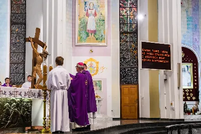 W Środę Popielcową (14 lutego) biskup Jan Wątroba odprawił w katedrze rzeszowskiej Mszę Świętą na rozpoczęcie Wielkiego Postu. Homilię wygłosił ks. dr Paweł Koleśnikowicz, który prowadzi rekolekcje wielkopostne w parafii katedralnej. Podczas Eucharystii odbył się obrzęd posypania głów popiołem. Śpiew podczas liturgii prowadziła Katedralna Schola Liturgiczna. Liturgia była transmitowana przez Radio VIA. fot. Joanna Prasoł