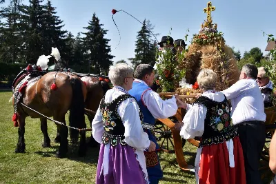 30 sierpnia 2020 r. do Parku Papieskiego w Rzeszowie na diecezjalne dożynki przyjechało 49 delegacji z dożynkowymi wieńcami.  Już o godz. 11.00 plac przed znajdującą się w Parku Papieskim sceną wypełniły delegacje z parafii diecezji rzeszowskiej. W sumie zarejestrowano 49 delegacje. Tegoroczną obsługę dożynek, w tym przygotowanie liturgii, zapewnili wierni i duszpasterze z dekanatu Sokołów Małopolski. O godz. 11.30 prof. Kazimierz Ożóg, mieszkaniec Górna, zaprezentował kilka myśli na temat chleba i godności pracy rolnika. Na scenie wystąpił zespół „Młody Duch i Przyjaciele” kierowany przez Dariusza Kosaka. Przed rozpoczęciem Mszy św. ks. Jerzy Uchman, diecezjalny duszpasterz rolników, przywitał przybyłych do Rzeszowa rolników, ogrodników, sadowników i pszczelarzy, wśród nich starostów dożynek Jerzego i Zofię Bednarzów z Kamienia, a także obecnych na Mszy św. parlamentarzystów, władze państwowe i samorządowe, służby mundurowe oraz poczty sztandarowe. Mszy św. przewodniczył bp Edward Białogłowski. W koncelebrze uczestniczył bp Kazimierz Górny oraz czternastu księży. W długiej procesji z darami do ołtarza podeszły delegacje wszystkich obecnych parafii przynosząc chleby i owoce. Dary te zostały przekazane Rzeszowskiemu Towarzystwu Pomocy im. św. Brata Alberta. Na zakończenie liturgii bp Białogłowski pobłogosławił przyniesione płody ziemi oraz ziarno na zasiew. Po błogosławieństwie poszczególne delegacje, przedstawiane przez ks. Jana Szczupaka, wikariusza biskupiego ds. społecznych, prezentowały swoje wieńce.  fot. ks. Tomasz Nowak