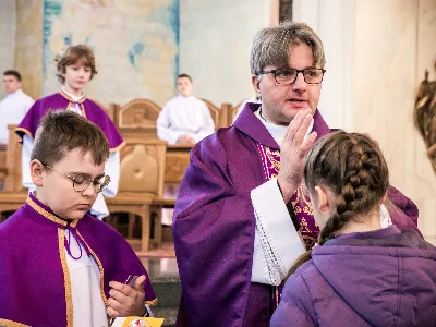 W V Niedzielę Wielkiego Postu, podczas Mszy Świętej o godz. 12:00, ks. Krzysztof Gołąbek – proboszcz naszej Katedry, przyjął do grona Liturgicznej Służby Ołtarza siedmiu nowych ministrantów. Po odpowiednim przygotowaniu, pod czujnym okiem ks. Pawła Wójcika oraz animatorów Adama i Miłosza, chłopcy otrzymali stopień ministranta choralisty – po raz pierwszy założyli kołnierzyki i otrzymali legitymacje ministranckie. To wyjątkowy moment i ogromna radość dla naszej wspólnoty! Podczas Mszy Świętej zaśpiewała Dziewczęca Schola Katedralna. Serdecznie gratulujemy chłopcom odwagi oraz życzymy wytrwałości w tej pięknej służbie przy Ołtarzu Pana Jezusa. Jeśli chcesz dołączyć do grona ministrantów – serdecznie zapraszamy! Zainteresowanych prosimy o kontakt z ks. Pawłem Wójcikiem.
fot. Antoni Ważny