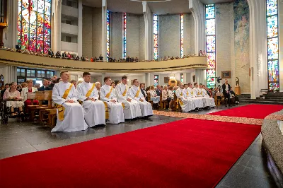 „Na swoje życie i swoje kapłaństwo trzeba popatrzeć w świetle Bożej miłości. Inaczej go nie pojmiemy ani my, ani ci, którzy będą na nas patrzeć” – mówił bp Jan Wątroba podczas Mszy św. z udzieleniem święceń prezbiteratu. 4 czerwca 2022 r. w kościele katedralnym jedenastu diakonów diecezji rzeszowskiej przyjęło sakrament kapłaństwa.
Do grona neoprezbiterów diecezji rzeszowskiej należą: ks. Sebastian Bełz z parafii w Nienadówce, ks. Krzysztof Lampart z parafii w Rudnej Wielkiej, ks. Mateusz Łachmanek z parafii w Lipinkach, ks. Karol Migut z parafii w Jasionce, ks. Marcin Murawski z parafii katedralnej w Rzeszowie, ks. Adrian Pazdan z parafii w Zagorzycach, ks. Tomasz Sienicki z parafii w Bieździedzy, ks. Dominik Świeboda z parafii w Palikówce, ks. Piotr Wąsacz z parafii bł. Władysława Findysza w Rzeszowie, ks. Mateusz Wojtuń z parafii w Święcanach oraz ks. Wiktor Zoła z parafii w Cieklinie.
Mszy św. przewodniczył i święceń udzielił bp Jan Wątroba. Eucharystię koncelebrowało około osiemdziesięciu księży, m.in: przełożeni Wyższego Seminarium Duchownego w Rzeszowie oraz proboszczowie i wikariusze z parafii rodzinnych neoprezbiterów. W Mszy św. uczestniczył abp Edward Nowak, bp Kazimierz Górny i bp Edward Białogłowski.
Zebranych w kościele katedralnym powitał ks. Krzysztof Gołąbek, proboszcz parafii.
W homilii bp Jan Wątroba nawiązał do słów z Ewangelii według św. Jana w których Chrystus tłumaczy co to znaczy być dobrym pasterzem. „Być kapłanem w Kościele Chrystusowym to znaczy mieć udział w Jego pasterskiej misji i stale upodabniać się do Dobrego Pasterza, który zna owce, karmi je, broni i jest gotów oddać życie dla ich dobra” – mówił hierarcha.
Po homilii odbył się obrzędy święceń: przyrzeczenie czci i posłuszeństwa Biskupowi Ordynariuszowi, Litania do Wszystkich Świętych podczas której kandydaci leżeli krzyżem, nałożenie rąk, modlitwa święceń oraz namaszczenie rąk krzyżmem i wręczenie chleba i wina. Podczas Liturgii Eucharystycznej nowo wyświęceni po raz pierwszy wyciągnęli dłonie nad chlebem i winem wypowiadając słowa konsekracji.
Na zakończenie Mszy św. ks. Tomasz Sienicki, podziękował w imieniu nowo wyświęconych wszystkim, którzy przyczynili się do przygotowania ich do kapłaństwa. Słowa wdzięczności, m.in. przełożonym Wyższego Seminarium Duchownego w Rzeszowie i rodzicom neoprezbiterów, wypowiedział bp Jan Wątroba. 
W drodze do zakrystii neoprezbiterzy zatrzymali się przy figurze Matki Bożej Fatimskiej zawierzając swoje kapłaństwo Matce Bożej.
W niedzielę, 5 czerwca, w Uroczystość Zesłania Ducha Świętego, neoprezbiterzy będą sprawować w swoich rodzinnych parafiach uroczyste Msze św. prymicyjne, a w najbliższych tygodniach otrzymają skierowania do parafii.

Fot. ks. Jakub Nagi oraz biala-wrona.pl
