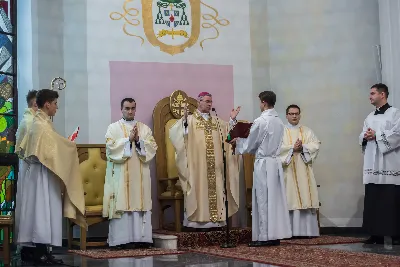 Uroczystość Chrystusa Króla to także święto Akcji Katolickiej i KSM-u. Centralnej uroczystości w Katedrze przewodniczył biskup diecezjalny Jan Wątroba. Eucharystię koncelebrowało 25 księży, wśród nich ks. Stanisław Potera – asystent diecezjalny AK i ks. Tomasz Ryczek – asystent diecezjalny KSM. Po wyznaniu wiary 88 młodych osób złożyło przyrzeczenie Katolickiego Stowarzyszenia Młodzieży. Obrzęd przyrzeczenia prowadził Paweł Grodzki – prezes KSM Diecezji Rzeszowskiej. Ceremonia zakończyła się odśpiewaniem hymnu KSM i zawołaniem: „Przez cnotę, naukę i pracę, służyć Bogu i Ojczyźnie, Gotów!”

Po Komunii św. bp Jan Wątroba, razem z ks. Stanisławem Poterą, wręczył nominacje 20 nowym prezesom oddziałów parafialnych Akcji Katolickiej. Krótkie przemówienia wypowiedzieli kolejno: Jeremi Kalkowski – prezes Zarządu Diecezjalnego Instytutu AK i Paweł Grodzki.

Po Komunii św. wszyscy zebrani uklękli przed Najświętszym Sakramentem. Biskup Ordynariusz odczytał Jubileuszowy Akt Przyjęcia Jezusa Chrystusa za Króla i Pana.

Po Mszy św. bp Jan Wątroba wręczył odznaki i legitymacje nowym członkom KSM.

fot. Fotografiarzeszow