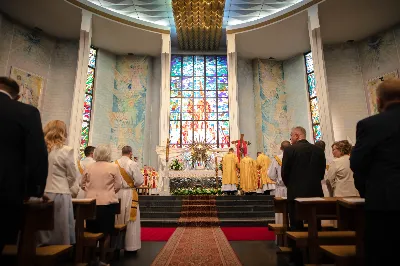 „Na swoje życie i swoje kapłaństwo trzeba popatrzeć w świetle Bożej miłości. Inaczej go nie pojmiemy ani my, ani ci, którzy będą na nas patrzeć” – mówił bp Jan Wątroba podczas Mszy św. z udzieleniem święceń prezbiteratu. 4 czerwca 2022 r. w kościele katedralnym jedenastu diakonów diecezji rzeszowskiej przyjęło sakrament kapłaństwa.
Do grona neoprezbiterów diecezji rzeszowskiej należą: ks. Sebastian Bełz z parafii w Nienadówce, ks. Krzysztof Lampart z parafii w Rudnej Wielkiej, ks. Mateusz Łachmanek z parafii w Lipinkach, ks. Karol Migut z parafii w Jasionce, ks. Marcin Murawski z parafii katedralnej w Rzeszowie, ks. Adrian Pazdan z parafii w Zagorzycach, ks. Tomasz Sienicki z parafii w Bieździedzy, ks. Dominik Świeboda z parafii w Palikówce, ks. Piotr Wąsacz z parafii bł. Władysława Findysza w Rzeszowie, ks. Mateusz Wojtuń z parafii w Święcanach oraz ks. Wiktor Zoła z parafii w Cieklinie.
Mszy św. przewodniczył i święceń udzielił bp Jan Wątroba. Eucharystię koncelebrowało około osiemdziesięciu księży, m.in: przełożeni Wyższego Seminarium Duchownego w Rzeszowie oraz proboszczowie i wikariusze z parafii rodzinnych neoprezbiterów. W Mszy św. uczestniczył abp Edward Nowak, bp Kazimierz Górny i bp Edward Białogłowski.
Zebranych w kościele katedralnym powitał ks. Krzysztof Gołąbek, proboszcz parafii.
W homilii bp Jan Wątroba nawiązał do słów z Ewangelii według św. Jana w których Chrystus tłumaczy co to znaczy być dobrym pasterzem. „Być kapłanem w Kościele Chrystusowym to znaczy mieć udział w Jego pasterskiej misji i stale upodabniać się do Dobrego Pasterza, który zna owce, karmi je, broni i jest gotów oddać życie dla ich dobra” – mówił hierarcha.
Po homilii odbył się obrzędy święceń: przyrzeczenie czci i posłuszeństwa Biskupowi Ordynariuszowi, Litania do Wszystkich Świętych podczas której kandydaci leżeli krzyżem, nałożenie rąk, modlitwa święceń oraz namaszczenie rąk krzyżmem i wręczenie chleba i wina. Podczas Liturgii Eucharystycznej nowo wyświęceni po raz pierwszy wyciągnęli dłonie nad chlebem i winem wypowiadając słowa konsekracji.
Na zakończenie Mszy św. ks. Tomasz Sienicki, podziękował w imieniu nowo wyświęconych wszystkim, którzy przyczynili się do przygotowania ich do kapłaństwa. Słowa wdzięczności, m.in. przełożonym Wyższego Seminarium Duchownego w Rzeszowie i rodzicom neoprezbiterów, wypowiedział bp Jan Wątroba. 
W drodze do zakrystii neoprezbiterzy zatrzymali się przy figurze Matki Bożej Fatimskiej zawierzając swoje kapłaństwo Matce Bożej.
W niedzielę, 5 czerwca, w Uroczystość Zesłania Ducha Świętego, neoprezbiterzy będą sprawować w swoich rodzinnych parafiach uroczyste Msze św. prymicyjne, a w najbliższych tygodniach otrzymają skierowania do parafii.

Fot. ks. Jakub Nagi oraz biala-wrona.pl
