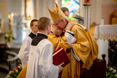 „Na swoje życie i swoje kapłaństwo trzeba popatrzeć w świetle Bożej miłości. Inaczej go nie pojmiemy ani my, ani ci, którzy będą na nas patrzeć” – mówił bp Jan Wątroba podczas Mszy św. z udzieleniem święceń prezbiteratu. 4 czerwca 2022 r. w kościele katedralnym jedenastu diakonów diecezji rzeszowskiej przyjęło sakrament kapłaństwa.
Do grona neoprezbiterów diecezji rzeszowskiej należą: ks. Sebastian Bełz z parafii w Nienadówce, ks. Krzysztof Lampart z parafii w Rudnej Wielkiej, ks. Mateusz Łachmanek z parafii w Lipinkach, ks. Karol Migut z parafii w Jasionce, ks. Marcin Murawski z parafii katedralnej w Rzeszowie, ks. Adrian Pazdan z parafii w Zagorzycach, ks. Tomasz Sienicki z parafii w Bieździedzy, ks. Dominik Świeboda z parafii w Palikówce, ks. Piotr Wąsacz z parafii bł. Władysława Findysza w Rzeszowie, ks. Mateusz Wojtuń z parafii w Święcanach oraz ks. Wiktor Zoła z parafii w Cieklinie.
Mszy św. przewodniczył i święceń udzielił bp Jan Wątroba. Eucharystię koncelebrowało około osiemdziesięciu księży, m.in: przełożeni Wyższego Seminarium Duchownego w Rzeszowie oraz proboszczowie i wikariusze z parafii rodzinnych neoprezbiterów. W Mszy św. uczestniczył abp Edward Nowak, bp Kazimierz Górny i bp Edward Białogłowski.
Zebranych w kościele katedralnym powitał ks. Krzysztof Gołąbek, proboszcz parafii.
W homilii bp Jan Wątroba nawiązał do słów z Ewangelii według św. Jana w których Chrystus tłumaczy co to znaczy być dobrym pasterzem. „Być kapłanem w Kościele Chrystusowym to znaczy mieć udział w Jego pasterskiej misji i stale upodabniać się do Dobrego Pasterza, który zna owce, karmi je, broni i jest gotów oddać życie dla ich dobra” – mówił hierarcha.
Po homilii odbył się obrzędy święceń: przyrzeczenie czci i posłuszeństwa Biskupowi Ordynariuszowi, Litania do Wszystkich Świętych podczas której kandydaci leżeli krzyżem, nałożenie rąk, modlitwa święceń oraz namaszczenie rąk krzyżmem i wręczenie chleba i wina. Podczas Liturgii Eucharystycznej nowo wyświęceni po raz pierwszy wyciągnęli dłonie nad chlebem i winem wypowiadając słowa konsekracji.
Na zakończenie Mszy św. ks. Tomasz Sienicki, podziękował w imieniu nowo wyświęconych wszystkim, którzy przyczynili się do przygotowania ich do kapłaństwa. Słowa wdzięczności, m.in. przełożonym Wyższego Seminarium Duchownego w Rzeszowie i rodzicom neoprezbiterów, wypowiedział bp Jan Wątroba. 
W drodze do zakrystii neoprezbiterzy zatrzymali się przy figurze Matki Bożej Fatimskiej zawierzając swoje kapłaństwo Matce Bożej.
W niedzielę, 5 czerwca, w Uroczystość Zesłania Ducha Świętego, neoprezbiterzy będą sprawować w swoich rodzinnych parafiach uroczyste Msze św. prymicyjne, a w najbliższych tygodniach otrzymają skierowania do parafii.

Fot. ks. Jakub Nagi oraz biala-wrona.pl
