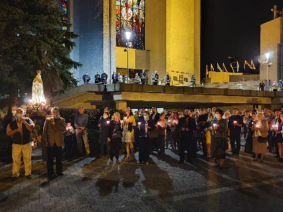 W niedzielę 13 września przeżywaliśmy uroczyste Nabożeństwo Fatimskie. Mszy Świętej przewodniczył i homilię wygłosił ks. Michał Bator - proboszcz parafii pw. Św. Michała Archanioła w Rzeszowie. O godz. 18.40 zostały przedstawione prośby i podziękowania do Matki Bożej Fatimskiej, w intencji których sprawowana była także Msza Święta. Po Mszy Świętej wyruszyła procesja różańcowa z figurą Matki Bożej. Modlitwę różańcową prowadził ks. Dominik Kiełb wraz z parafianami parafii pw. Św. Michała Archanioła w Rzeszowie. Nabożeństwo zakończył Apel Jasnogórski. fot. Rafał Waszczak 