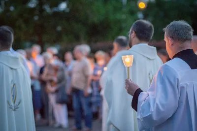 W piątek 13 sierpnia przeżywaliśmy kolejne w tym roku Nabożeństwo Fatimskie. O godz. 18.40 zostały przedstawione prośby i podziękowania do Matki Bożej Fatimskiej, w intencji których sprawowana była także Msza Święta. Eucharystii przewodniczył ks. Piotr Fortuna (proboszcz parafii Rzeszów-Matysówka), homilię zaś wygłosił ks. Jan Pyziak (proboszcz parafii Rzeszów-Matysówka w latach 1985-2018). Po Mszy Świętej wyruszyła procesja z figurą Matki Bożej, podczas której modlitwę różańcową prowadzili przedstawiciele parafii Rzeszów-Zalesie wraz ze swoim duszpasterzem ks. Marcinem Jaraczem. Modlitwę ubogaciła obecność Orkiestry Dętej pod dyrekcją Tadeusza Cielaka. Nabożeństwo zakończył Apel Jasnogórski. fot. Małgorzata Ryndak