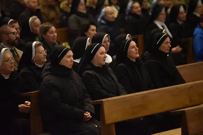W liturgiczne wspomnienie św. Jana Apostoła (27 grudnia) w katedrze rzeszowskiej celebrowano Eucharystię, której przewodniczył bp Jan Wątroba. Mszę św. koncelebrował abp Edward Nowak, bp Edward Białogłowski, a także ok. 60 kapłanów, którzy wraz z przedstawicielami wspólnot, stowarzyszeń i instytucji modlili się w intencji Biskupa Rzeszowskiego z okazji jego imienin.
Homilię wygłosił ks. Janusz Kosior, proboszcz parafii pw. św. Jadwigi Królowej w Rzeszowie.
Na zakończenie Mszy św. bp Jan Wątroba podziękował za modlitwę i życzenia. 
fot. ks. Jakub Oczkowicz
