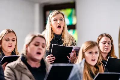 W czwartek (7 grudnia) w wigilię Niepokalanego Poczęcia NMP modliliśmy się śpiewem Akatystu ku czci Bogurodzicy. Śpiew prowadziła Katedralna Schola Liturgiczna pod dyrekcją ks. Juliana Wybrańca. Nabożeństwu przewodniczył ks. Jakub Oczkowicz.
fot. Tomasz Chrobak