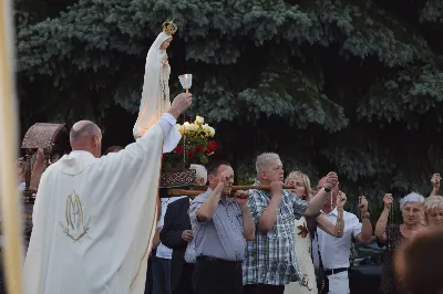 W czwartek 13 czerwca przeżywaliśmy uroczyste Nabożeństwo Fatimskie. Naszym modlitwom przewodniczył ks. Tadeusz Pindara. Kazanie wygłosił ks. Paweł Blat. O godz. 18.40 zostały przedstawione prośby i podziękowania do Matki Bożej Fatimskiej, w intencji których sprawowana była także Msza Święta. Po Mszy Świętej wyruszyła procesja z figurą Matki Bożej i relikwiami świętych Dzieci Fatimskich. Nabożeństwo zakończył Apel Jasnogórski. Dziękujemy parafii pw. Matki Bożej Częstochowskiej (Drabinianka) w Rzeszowie za przygotowanie liturgii oraz parafii pw. Miłosierdzia Bożego (Biała) za prowadzenie modlitwy różańcowej. fot. Joanna Prasoł 