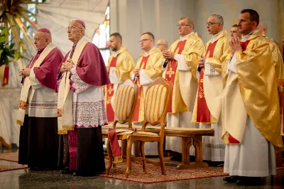 „Na swoje życie i swoje kapłaństwo trzeba popatrzeć w świetle Bożej miłości. Inaczej go nie pojmiemy ani my, ani ci, którzy będą na nas patrzeć” – mówił bp Jan Wątroba podczas Mszy św. z udzieleniem święceń prezbiteratu. 4 czerwca 2022 r. w kościele katedralnym jedenastu diakonów diecezji rzeszowskiej przyjęło sakrament kapłaństwa.
Do grona neoprezbiterów diecezji rzeszowskiej należą: ks. Sebastian Bełz z parafii w Nienadówce, ks. Krzysztof Lampart z parafii w Rudnej Wielkiej, ks. Mateusz Łachmanek z parafii w Lipinkach, ks. Karol Migut z parafii w Jasionce, ks. Marcin Murawski z parafii katedralnej w Rzeszowie, ks. Adrian Pazdan z parafii w Zagorzycach, ks. Tomasz Sienicki z parafii w Bieździedzy, ks. Dominik Świeboda z parafii w Palikówce, ks. Piotr Wąsacz z parafii bł. Władysława Findysza w Rzeszowie, ks. Mateusz Wojtuń z parafii w Święcanach oraz ks. Wiktor Zoła z parafii w Cieklinie.
Mszy św. przewodniczył i święceń udzielił bp Jan Wątroba. Eucharystię koncelebrowało około osiemdziesięciu księży, m.in: przełożeni Wyższego Seminarium Duchownego w Rzeszowie oraz proboszczowie i wikariusze z parafii rodzinnych neoprezbiterów. W Mszy św. uczestniczył abp Edward Nowak, bp Kazimierz Górny i bp Edward Białogłowski.
Zebranych w kościele katedralnym powitał ks. Krzysztof Gołąbek, proboszcz parafii.
W homilii bp Jan Wątroba nawiązał do słów z Ewangelii według św. Jana w których Chrystus tłumaczy co to znaczy być dobrym pasterzem. „Być kapłanem w Kościele Chrystusowym to znaczy mieć udział w Jego pasterskiej misji i stale upodabniać się do Dobrego Pasterza, który zna owce, karmi je, broni i jest gotów oddać życie dla ich dobra” – mówił hierarcha.
Po homilii odbył się obrzędy święceń: przyrzeczenie czci i posłuszeństwa Biskupowi Ordynariuszowi, Litania do Wszystkich Świętych podczas której kandydaci leżeli krzyżem, nałożenie rąk, modlitwa święceń oraz namaszczenie rąk krzyżmem i wręczenie chleba i wina. Podczas Liturgii Eucharystycznej nowo wyświęceni po raz pierwszy wyciągnęli dłonie nad chlebem i winem wypowiadając słowa konsekracji.
Na zakończenie Mszy św. ks. Tomasz Sienicki, podziękował w imieniu nowo wyświęconych wszystkim, którzy przyczynili się do przygotowania ich do kapłaństwa. Słowa wdzięczności, m.in. przełożonym Wyższego Seminarium Duchownego w Rzeszowie i rodzicom neoprezbiterów, wypowiedział bp Jan Wątroba. 
W drodze do zakrystii neoprezbiterzy zatrzymali się przy figurze Matki Bożej Fatimskiej zawierzając swoje kapłaństwo Matce Bożej.
W niedzielę, 5 czerwca, w Uroczystość Zesłania Ducha Świętego, neoprezbiterzy będą sprawować w swoich rodzinnych parafiach uroczyste Msze św. prymicyjne, a w najbliższych tygodniach otrzymają skierowania do parafii.

Fot. ks. Jakub Nagi oraz biala-wrona.pl
