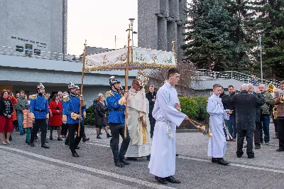 O świcie w Niedzielę Zmartwychwstania została odprawiona uroczysta Mszy św. w rzeszowskiej katedrze. Eucharystię poprzedziła procesja rezurekcyjna z Najświętszym Sakramentem. W oprawie muzycznej celebracji wziął udział katedralny chór chłopięco-męski Pueri Cantores Resovienses oraz katedralna orkiestra dęta.
Dnia 31 marca 2024 r. o godz. 6 w rzeszowskiej katedrze na rozpoczęcie procesji rezurekcyjnej rozbrzmiało zawołanie: „Chrystus zmartwychwstał, prawdziwie zmartwychwstał”. Wyrazem radości paschalnej była procesja z Najświętszym Sakramentem dokoła katedry z udziałem licznie zgromadzonych wiernych, straży grobowej i orkiestry dętej.
Po zakończonej procesji, została odprawiona uroczysta Eucharystia pod przewodnictwem ks. Krzysztofa Gołąbka, prepozyta rzeszowskiej kapituły katedralnej i proboszcza miejscowej wspólnoty parafialnej. Homilię wygłosił ks. Michał Rurak, penitencjarz kapituły, który zachęcał do zgłębiania tajemnicy zmartwychwstania.

„Zmartwychwstania jest czymś jedynym i wyjątkowym w swoim rodzaju. Łatwo napisać i powiedzieć czym zmartwychwstanie nie jest. Ale napisać i powiedzieć czym zmartwychwstanie jest, to zadanie na całe życie, i to nie tylko dla teologa czy księdza. To zadanie dla każdego z nas. Najważniejsze zadanie w życiu, bo ono zdecyduje co z nami będzie” – mówił kaznodzieja.
Ks. Rurak ukazał konsekwencje zmartwychwstania Chrystusa dla każdego wierzącego w kontekście całej historii Boga i człowieka. Mówił: „Zmartwychwstanie nie dotyczy tylko przyszłości, czasu po śmierci. Ono ma także znaczenie dla naszej doczesności. Bo skoro życie ma prowadzić do Zmartwychwstania, to znaczy, że ma wartość samo w sobie, że trzeba je szanować i jak najlepiej przeżyć.”
Na zakończenie Eucharystii transmitowanej przez katolickie Radio „VIA”, katedralny chór chłopięco-męski Pueri Cantores Resovienses pod dyrekcją Aleksandry Fiołek-Matuszewskiej wykonał uroczyste „Alleluja” z oratorium G.F. Haendla. Po zakończonej Mszy św. rezurekcyjnej katedralna orkiestra dęta pod batutą Tadeusza Cielaka odegrała radosne utwory wielkanocne. fot. Joanna Prasoł