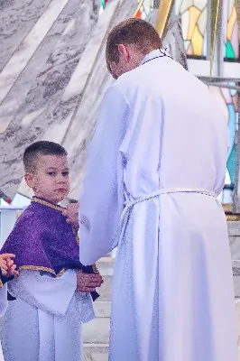 W IV Niedzielę Wielkiego Postu, podczas Mszy Świętej o godz. 12:00, ks. Krzysztof Gołąbek – proboszcz naszej Katedry, przyjął do grona Liturgicznej Służby Ołtarza dziesięciu nowych ministrantów! Po odpowiednim przygotowaniu, pod czujnym okiem ks. Pawła Wójcika oraz animatorów, chłopcy otrzymali stopień ministranta choralisty – po raz pierwszy założyli kołnierzyki i otrzymali legitymacje ministranckie. To wyjątkowy moment i ogromna radość dla naszej wspólnoty! 
Serdecznie gratulujemy chłopcom odwagi oraz życzymy wytrwałości w tej pięknej służbie przy Ołtarzu Pana Jezusa. 
Jeśli chcesz dołączyć do grona ministrantów – serdecznie zapraszamy! Zainteresowanych prosimy o kontakt z ks. Pawłem Wójcikiem.
 fot. Joanna Prasoł