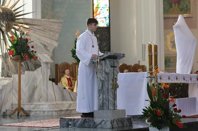 „Eucharystia powinna nas prowadzić do odkrycia kapłańskiej misji Ludu Bożego, kapłańskiej misji każdego z nas” – powiedział Biskup Rzeszowski podczas Mszy Wieczerzy Pańskiej, której przewodniczył w katedrze rzeszowskiej w Wielki Czwartek, 2 kwietnia 2026 r.
Podczas uroczystej liturgii Wielkiego Czwartku w katedrze rzeszowskiej, której przewodniczył bp Jan Wątroba, wierni zostali zaproszeni do refleksji nad tajemnicą Eucharystii, kapłaństwa oraz powołania całego Ludu Bożego do udziału w misji Chrystusa. Na zakończenie homilii biskup zachęcił do szczególnej modlitwy za kapłanów, zwłaszcza tych przeżywających trudności i kryzysy. „Panie Jezu, dobry pasterzu i towarzyszu wędrówki, dziś powierzamy Ci wszystkich kapłanów, ale zwłaszcza tych, którzy przechodzą chwilę kryzysu” – powiedział Biskup Rzeszowski. Wezwał także wspólnotę wiernych do troski o kapłanów poprzez modlitwę, życzliwość i wsparcie.
Wielkoczwartkowa liturgia w katedrze rzeszowskiej stała się nie tylko dziękczynieniem za dar Eucharystii i kapłaństwa, ale także wezwaniem do odnowienia świadomości odpowiedzialności każdego wiernego za życie Kościoła i świadectwo wiary w świecie. fot. ks. Jakub Oczkowicz